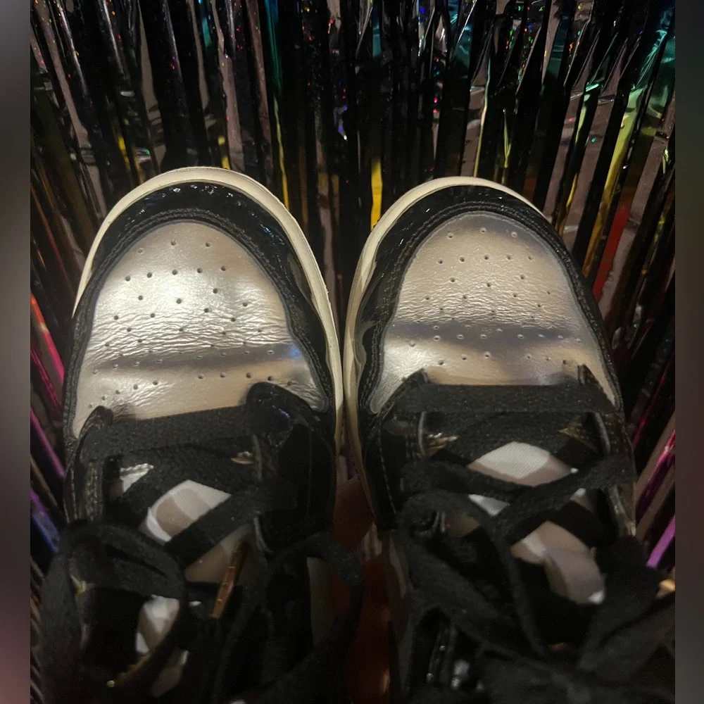 Jordan 1 mid se black metallic silver Big Kids size 6 women’s 7 1/2
